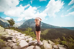 女生站在山顶背影图片_1