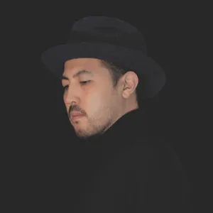 侧颜络腮胡熟男图片