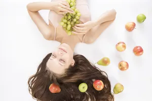 性感美女与水果图片_1