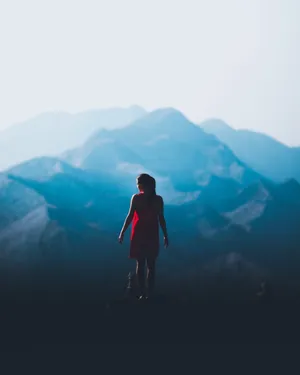 山顶眺望远方背影图片