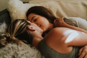 女闺蜜接吻图片