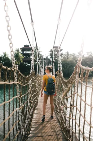 一个人旅游拍照背影图片_1
