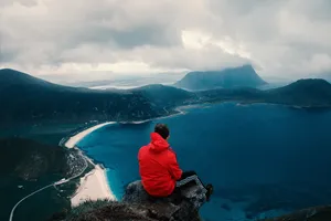 一个人坐山上的图片