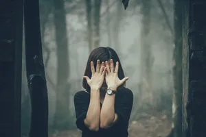 短发遮脸悲伤女生图片_1