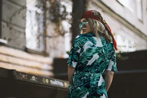 街拍时尚美女背影图片_1