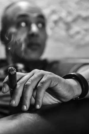 抽烟男人黑白照图片_1
