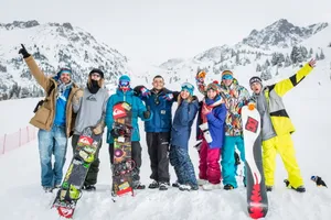 滑雪游客合影图片