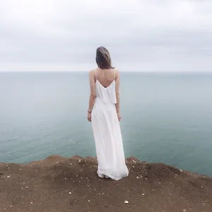 吊带长裙美女背影图片