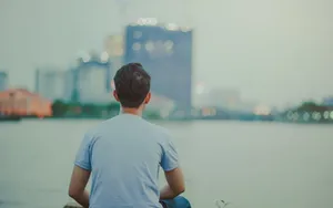 帅哥海边背影图片