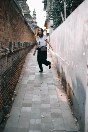 一个人走在路上的图片