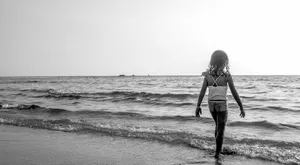 女孩海滩背影照