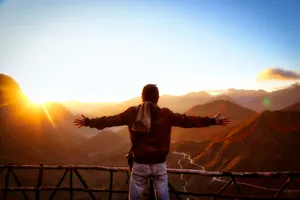 一个人看夕阳背影图片