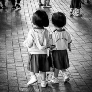 幼儿姐妹花背影图片第1张