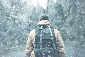 雪中徒步背影图片