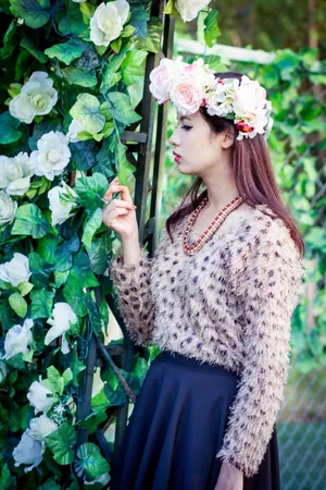花环美女侧颜图片_1