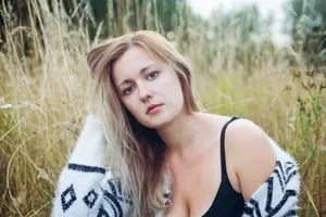 户外性感女人头像图片_1