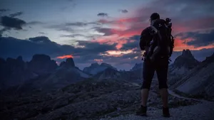 登山背包客背影图片