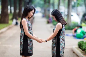 手拉手好闺蜜女生图片_1