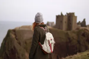 一个人背包旅行背影图片_1