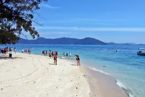 海滩度假游客图片_1