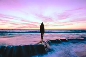 唯美海边女生背影图片