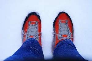 踩在雪地里的脚图片_1