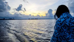 清晨海边女生背影图片