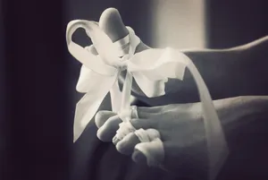 绑丝带的双脚图片