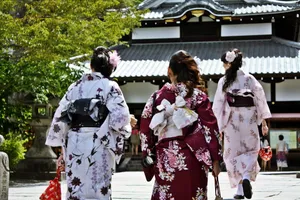 日本街头和服少女图片_1