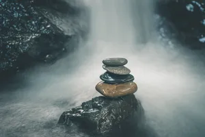 瀑布岩石堆叠图片