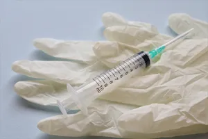 乳胶手套上和注射器图片_1
