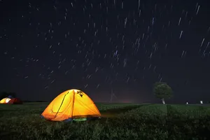 夜晚野外露营搭建的帐篷图片