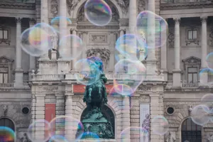 广场上梦幻般的泡泡图片_1