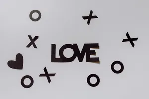 白底黑字love文字图片第1张