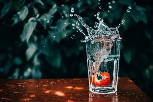 水杯里溅出的水图片第1张