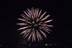 夜晚天空烟花图片_1