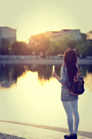 非主流吹泡泡女生背影图片_1