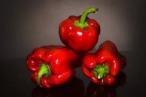 三个红色灯笼椒图片_1