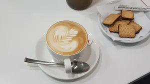 桌上咖啡饼干图片_1