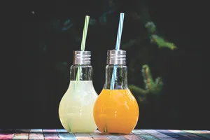 创意灯泡饮料瓶图片_1