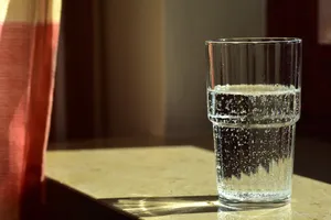 玻璃杯矿泉水图片