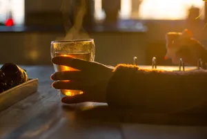 一杯热茶热气腾腾图片_1