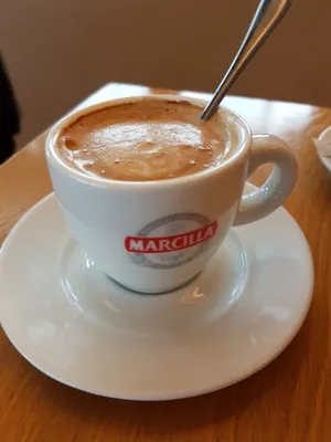 桌子上的一杯咖啡图片
