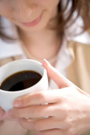 端着咖啡杯图片下载