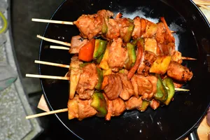 鲜嫩美味烤肉串图片_1