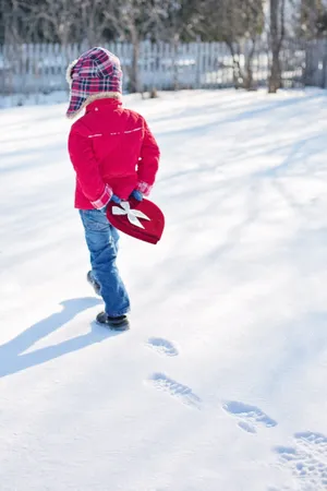 雪地儿童背影图片_1