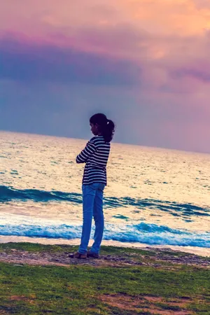海边女孩背影图片第1张
