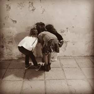 透过墙偷看的小孩图片