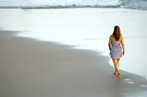 女生海边背影图片