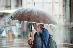 下雨打伞图片_1